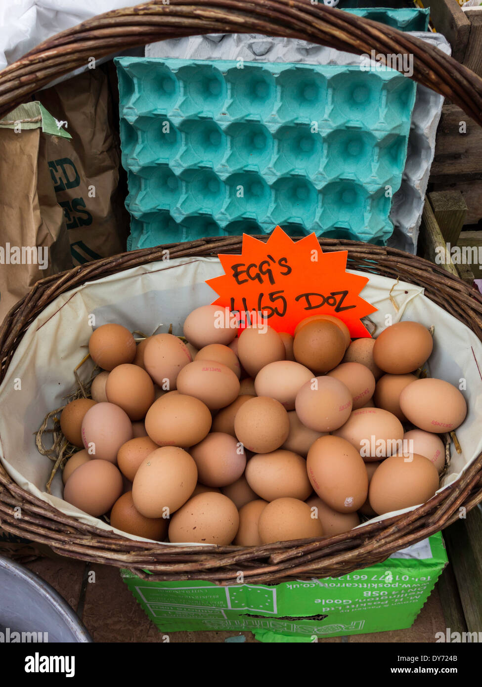 Brown Hen's uova in vendita visualizzati in un cestello un prezzo £1.65 per dozzina Foto Stock