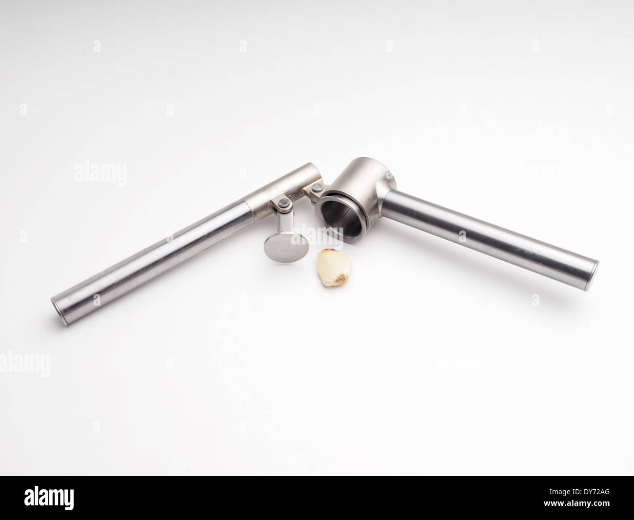 Pressa aglio tagliato fuori isolati su sfondo bianco Foto Stock