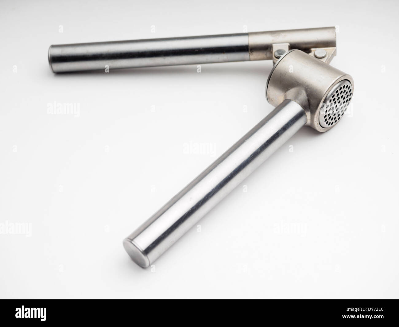 Pressa aglio tagliato fuori isolati su sfondo bianco Foto Stock