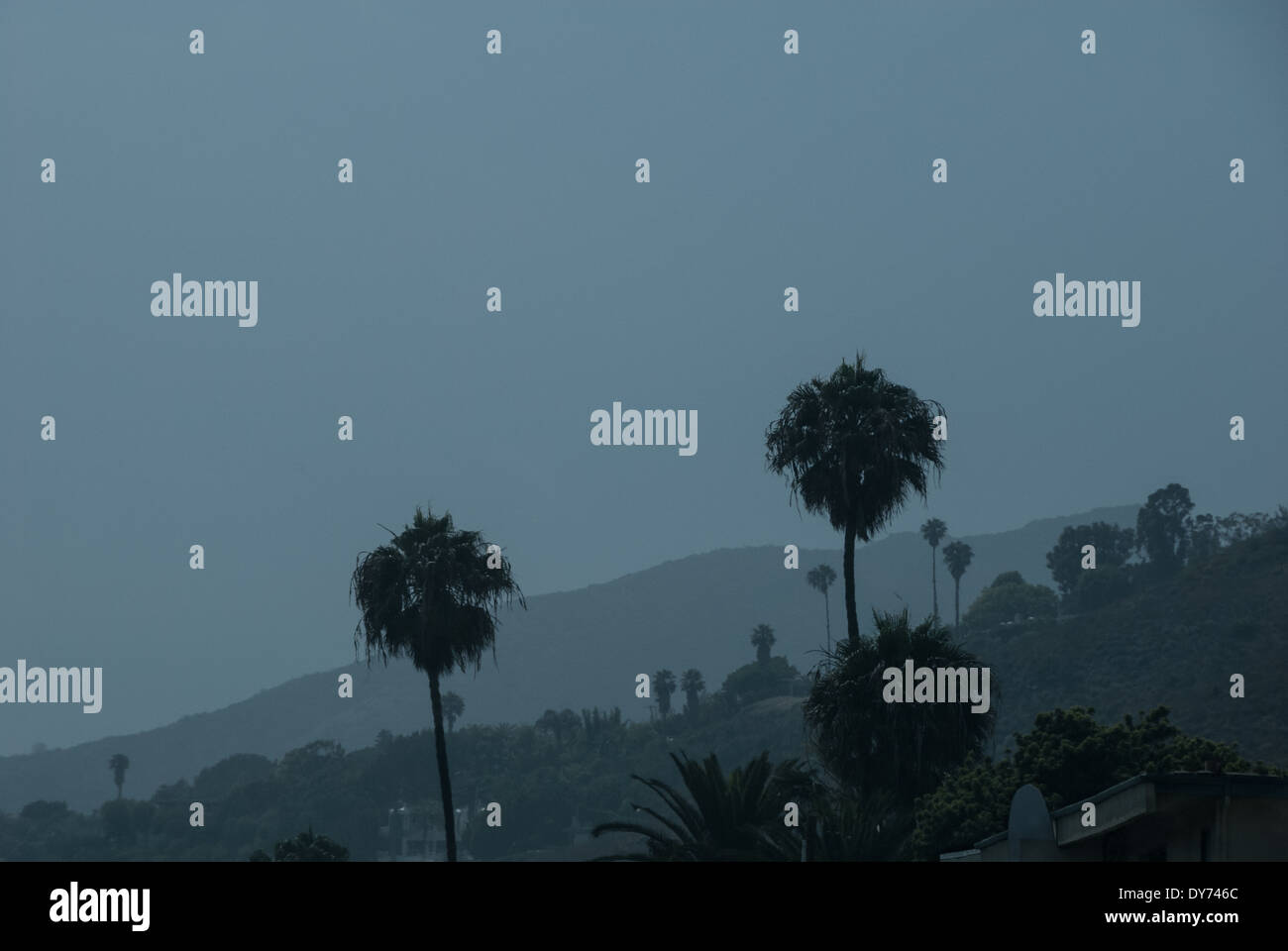 Malibu, California nella nebbia mattutina lungo la Pacific Coast Highway. Foto Stock