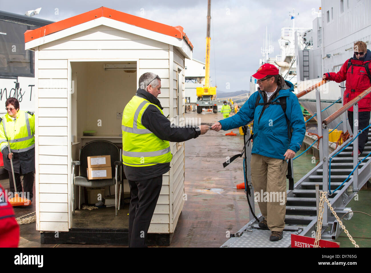 I visitatori a sbarcare una nave in visita a Port Stanley nelle isole Falkland. Foto Stock