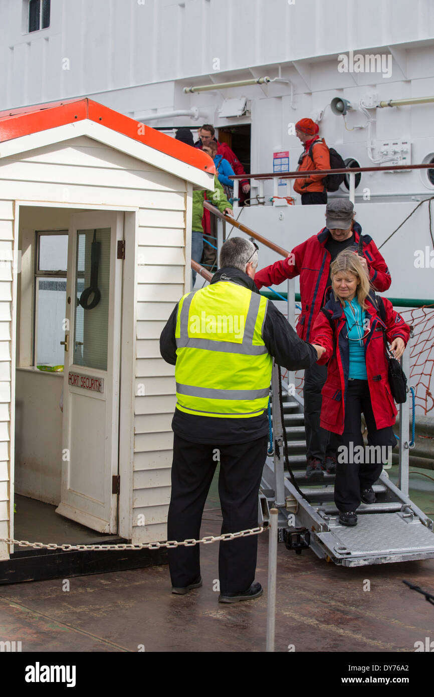 I visitatori a sbarcare una nave in visita a Port Stanley nelle isole Falkland. Foto Stock