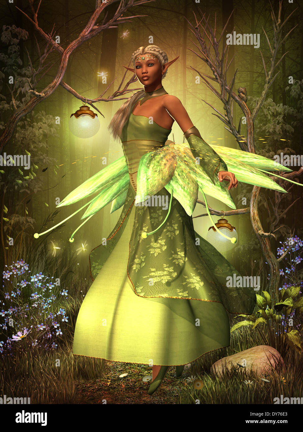 Una Fata in un bel vestito passa sopra la foresta magica su gossamer ali. Foto Stock