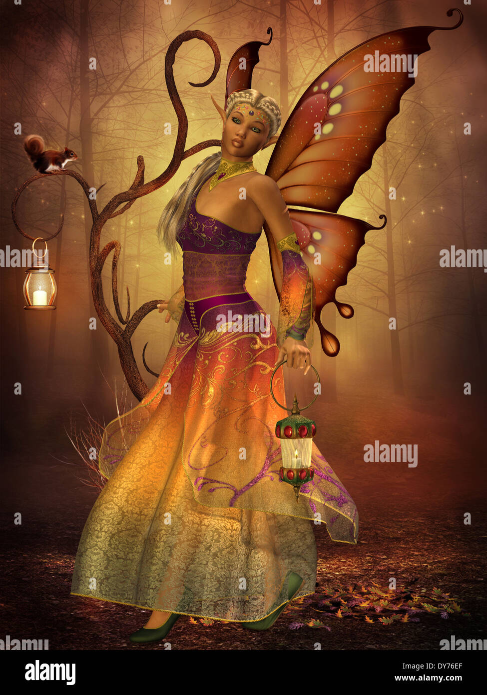 Una fata di nome Lilith porta una lanterna rendendo il suo modo attraverso la foresta magica. Foto Stock