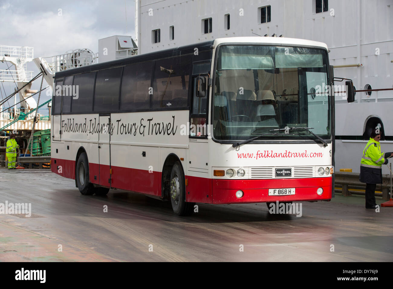 Un pullman attende i visitatori dello sbarco di una nave in visita a Port Stanley nelle isole Falkland. Foto Stock