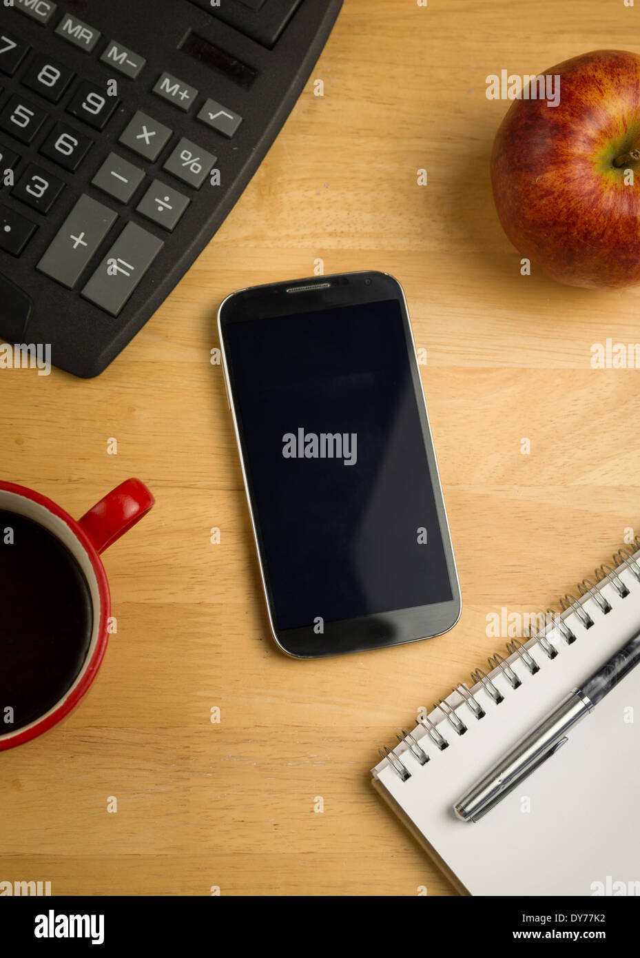 Sovraccarico di smartphone con la calcolatrice Foto Stock