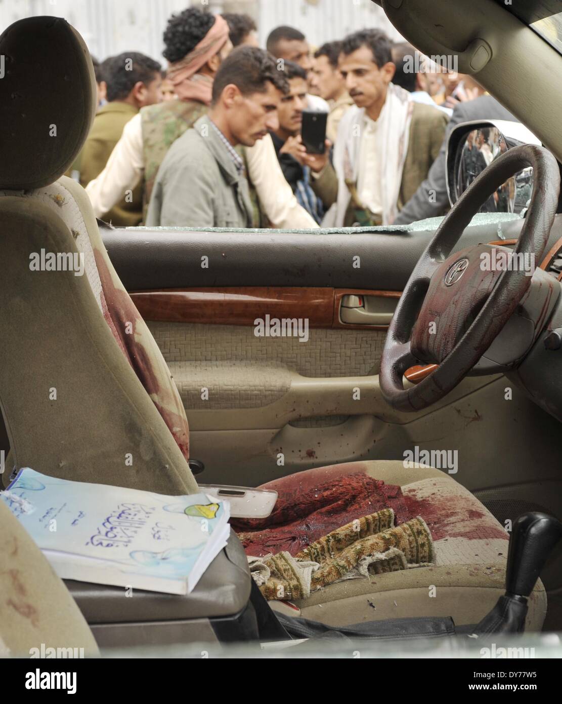 Sanaa, Yemen. 8 apr, 2014. Fori di proiettile e il sangue sono visti in  Ismail al-Wazir's auto in Sanaa, Yemen, l'8 aprile 2014. Uomo politico  Sciita Ismail al-Wazir fu attaccato Martedì da
