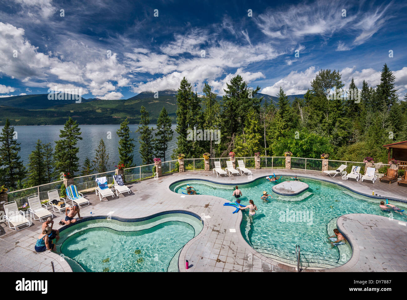 Vasche idromassaggio all'aperto presso Halcyon Hot Springs, resort e spa oltre freccia superiore lago, vicino Nakusp, British Columbia, Canada Foto Stock