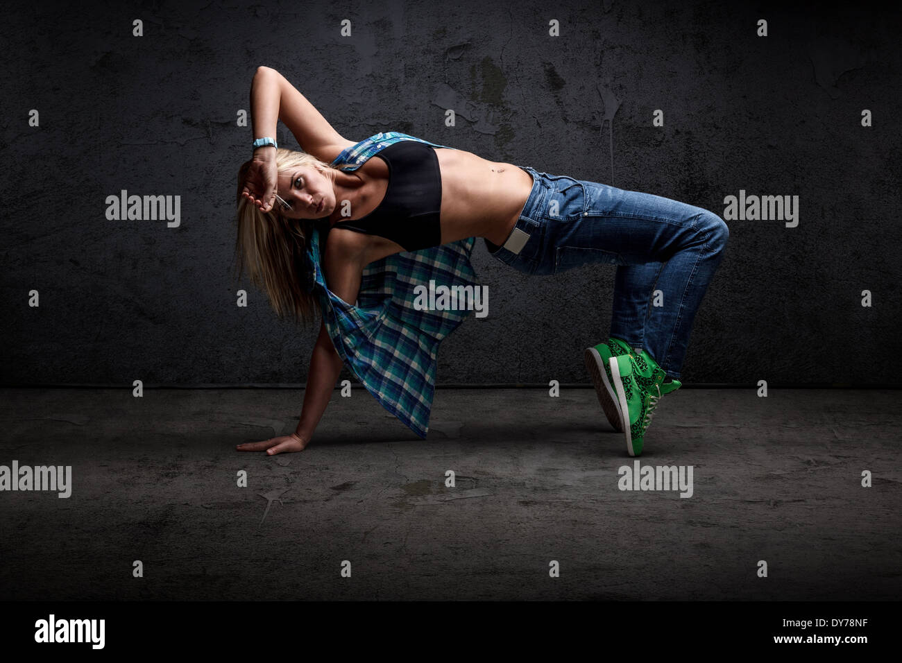 Ragazza danza hip hop grunge muro di cemento sullo sfondo Foto Stock