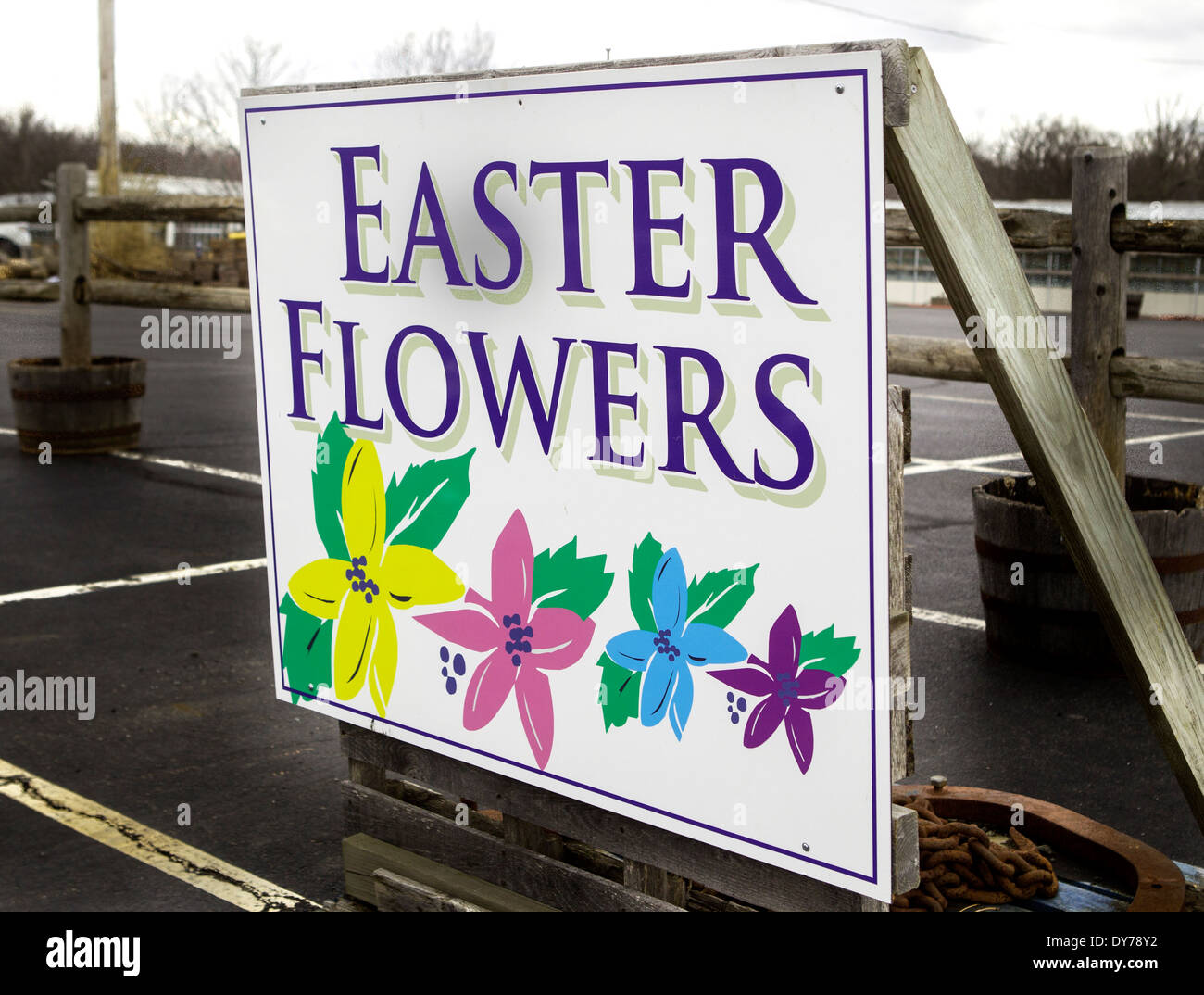 Una pasqua fiori segno davanti di un vivaio Foto Stock