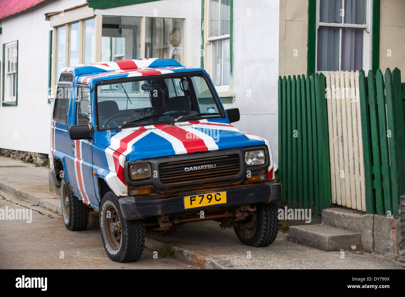 Una vettura patriottica in Port Stanley nelle isole Falkland. Foto Stock