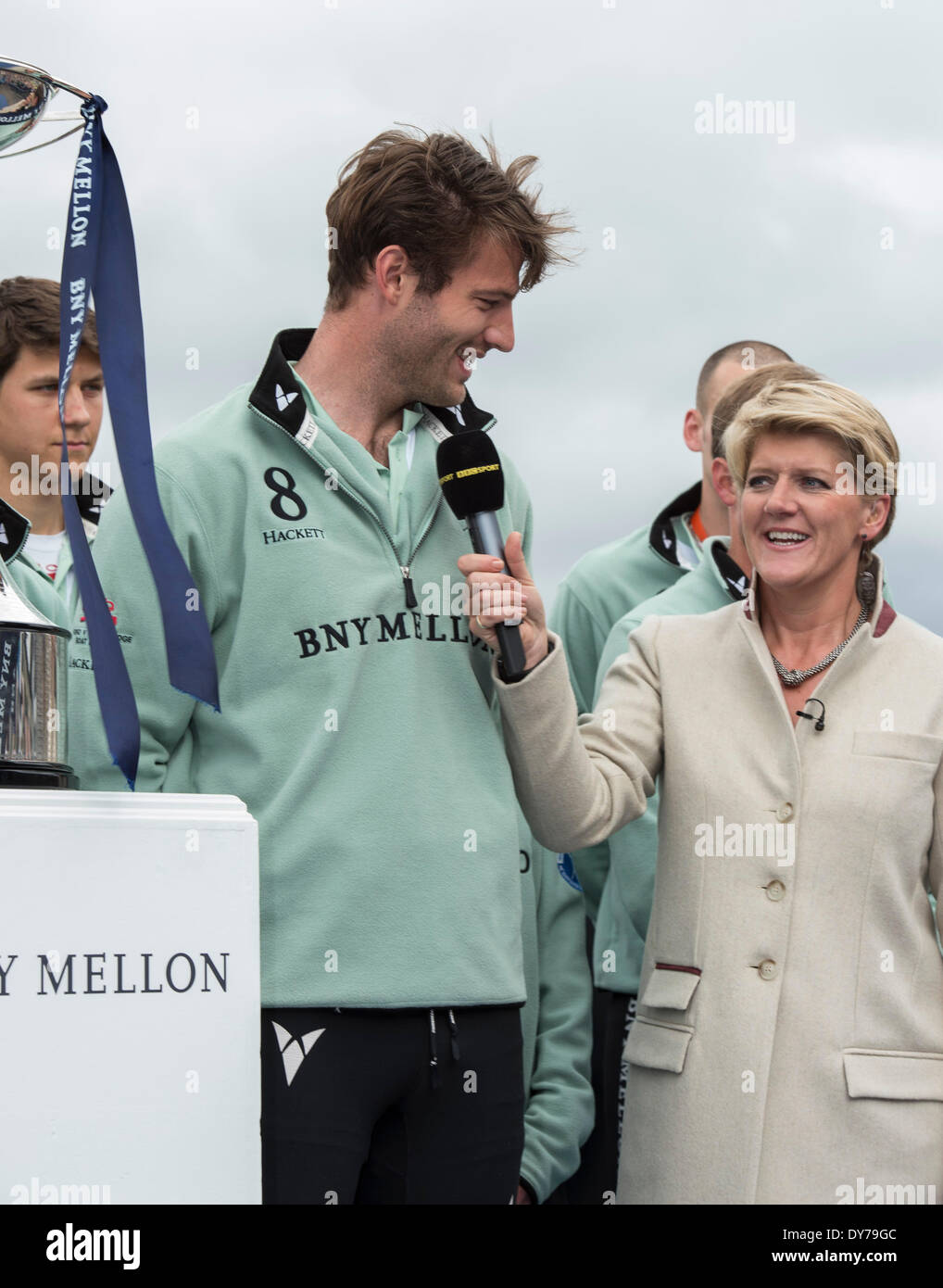 06.04.2014. La Oxford & Università di Cambridge Boat Race. Cambridge Presidente Steve Dudek con Clare Balding presso il coin toss cerimonia. Posizione:- fiume Thames, London, Regno Unito tra Putney (start) e Mortlake. Blu CUBC equipaggio (Azzurro tops):- Prua: Mike Thorp, 2: Juckett Luk, 3: Ivo Dawkins, 4: Steve Dudek, 5: Helge Gruetjen, 6: Matthew Jackson, 7: Joshua Hooper, corsa: Henry Hoffstot, Cox: Ian Middleton, Chief Coach: Steve Trapmore. Blu OUBC equipaggio (blu scuro tops):- Prua: Tempesta UrU, 2: Tom Watson, 3 Karl Hudspith, 4 Thomas Swartz, 5 Malcolm Howard, 6 Michael di San Foto Stock