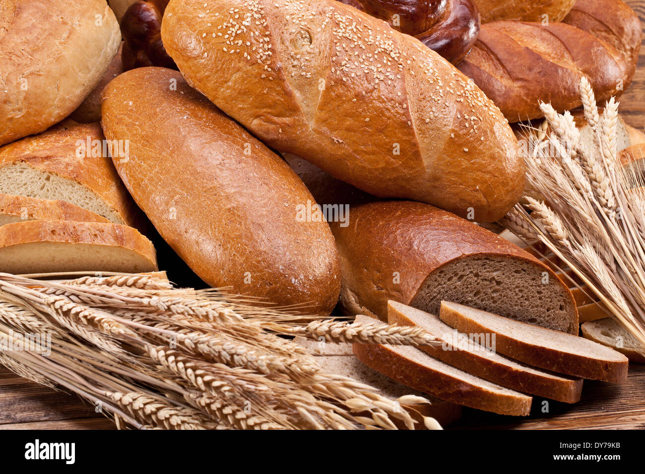 Altro pane e fette di pane. Sfondo di cibo. Foto Stock