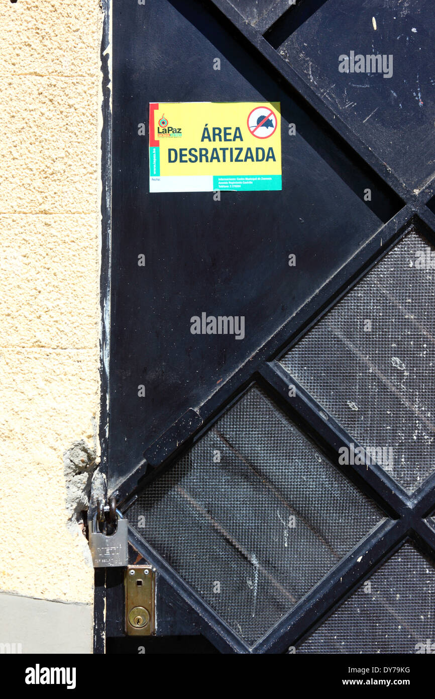 Adesivo sulla porta di casa che mostra la costruzione di è stata trattata per sbarazzarsi dei ratti, parte di un governo della città campagna, La Paz, Bolivia Foto Stock