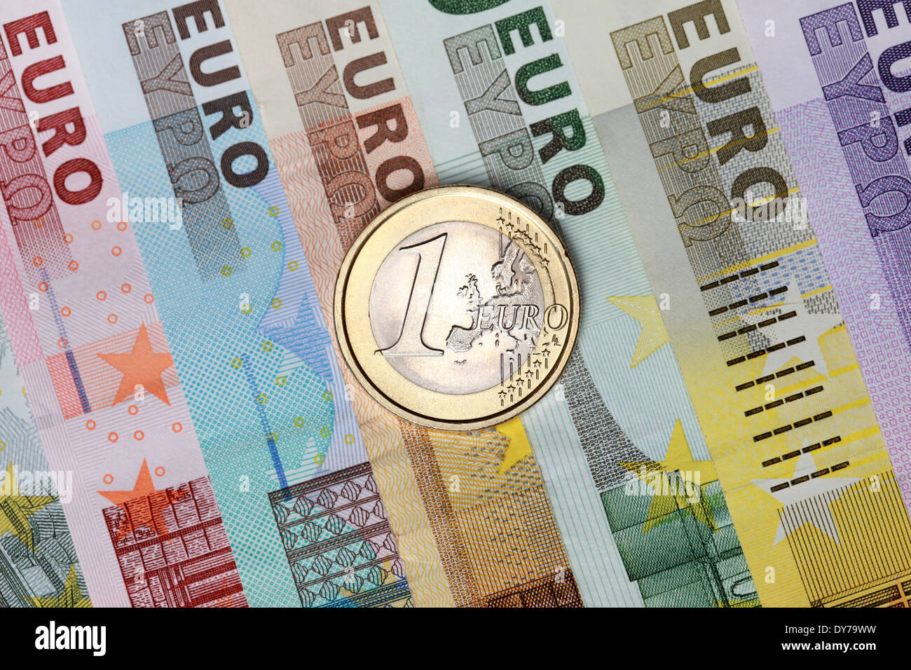 Un Euro moneta su diverse banconote in euro Foto Stock