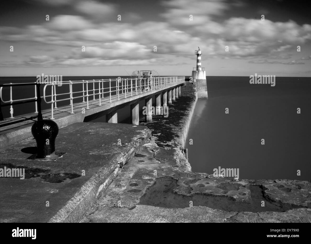 Lunga esposizione utilizzando un filtro ND di un molo a Amble nel Northumberland Foto Stock