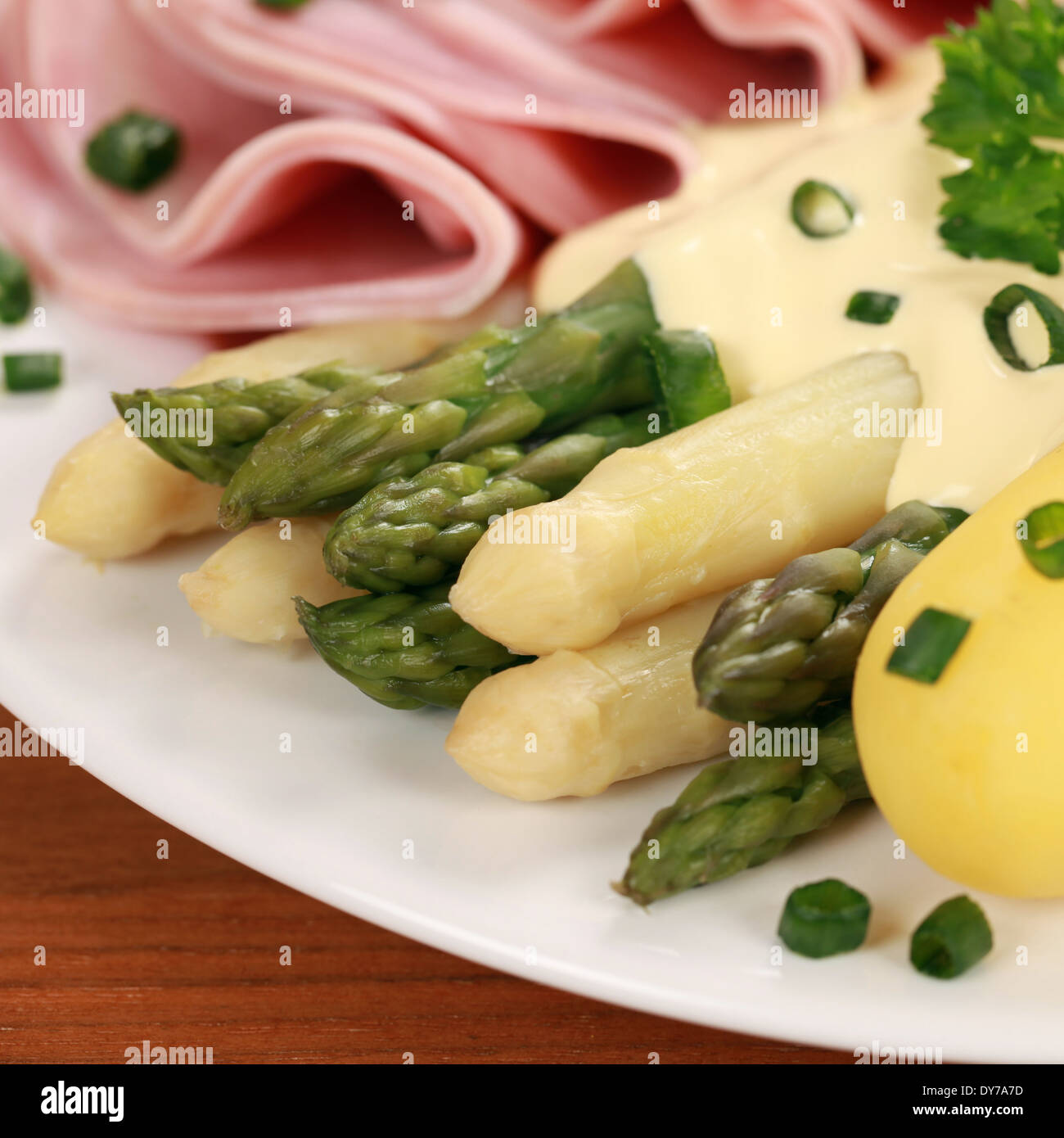 Cuocere gli asparagi servito con patate, prosciutto e salsa olandese Foto Stock