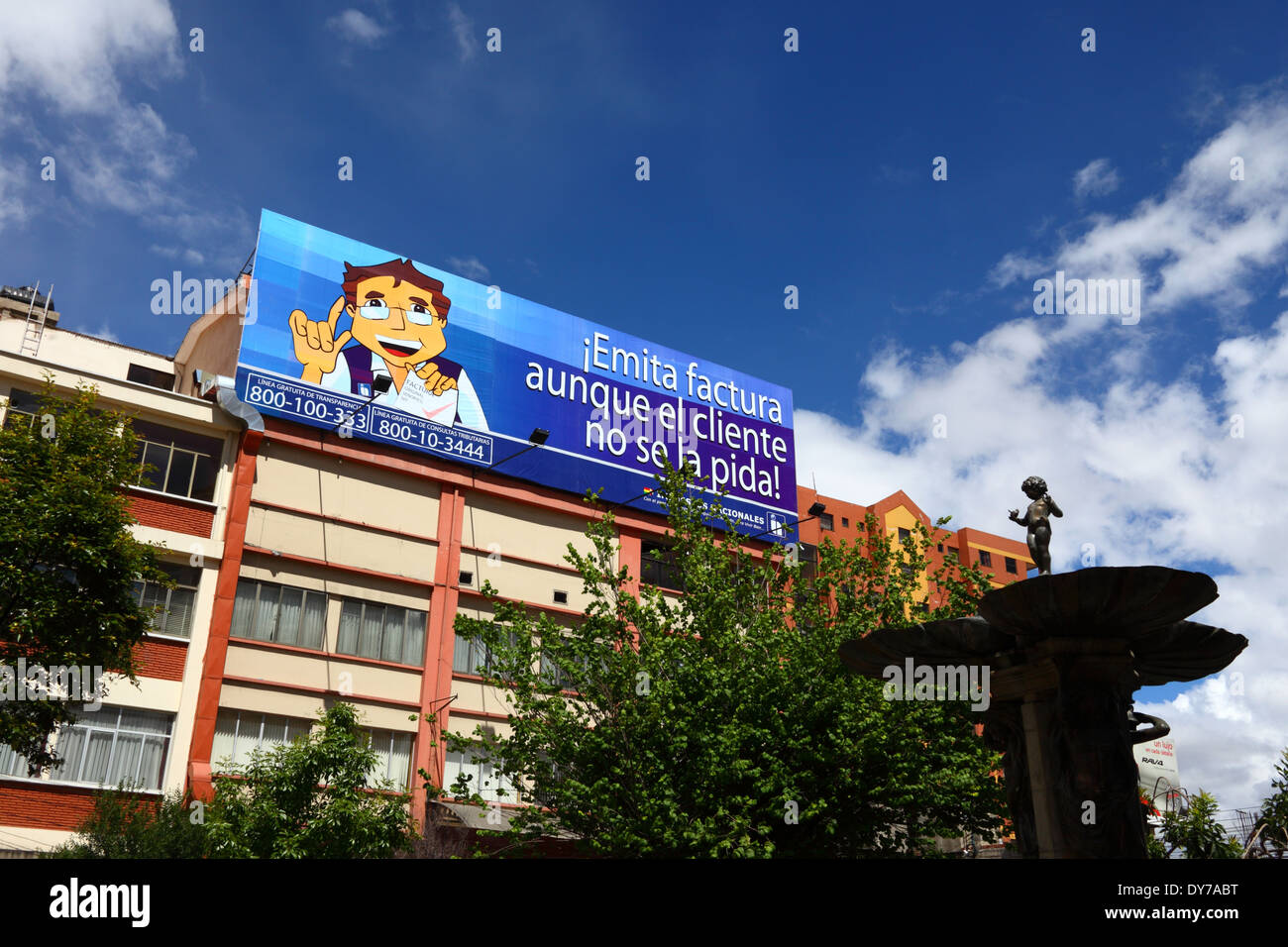 Segno incoraggiando le imprese per il rilascio ufficiale di entrate fiscali (facturas), parte di una campagna per ridurre l'evasione fiscale, La Paz, Bolivia Foto Stock