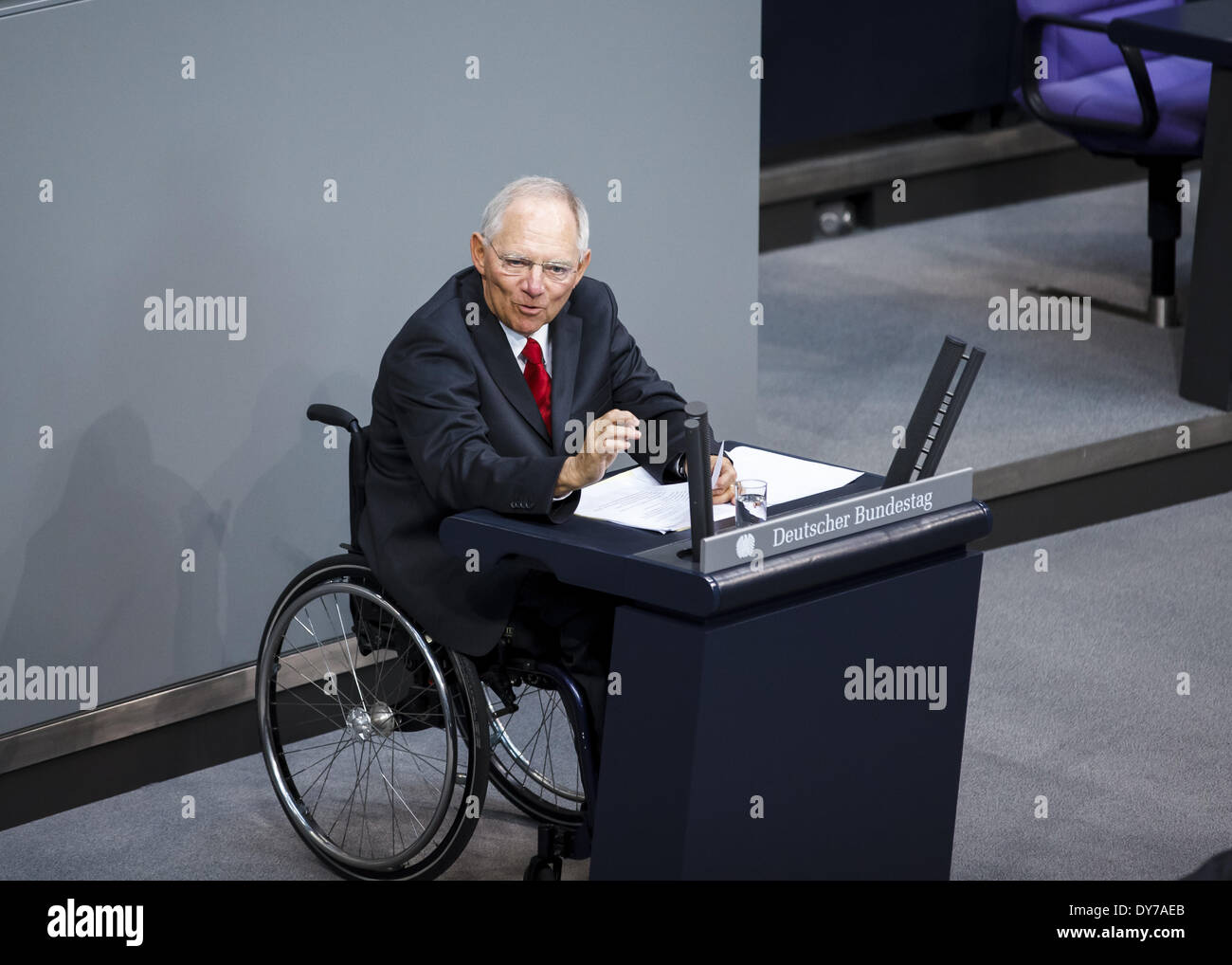 Berlin, Berlin. 8 apr, 2014. Xxviii riunione del Parlamento tedesco (Bundestag). Ministro federale delle Finanze Dr. Wolfgang Schäuble (CDU) introduce il progetto di bilancio del governo per il 2014. In essa le spese sono in corrispondenza di un valore di 298.5 miliardi di euro (2013: 310 miliardi di euro) prevista. - (In riunione settimanale da martedì 8 aprile a venerdì 11 aprile, 2014, il Bundestag si consulta sulla famiglia per il 2014.) -/Immagine: Wolfgang Schäuble (CDU), il ministro tedesco delle finanze. (Foto di Reynaldo Paganelli/NurPhoto) Credito: Reynaldo Paganelli/NurPhoto/ZUMAPRESS.com/Alamy Live News Foto Stock