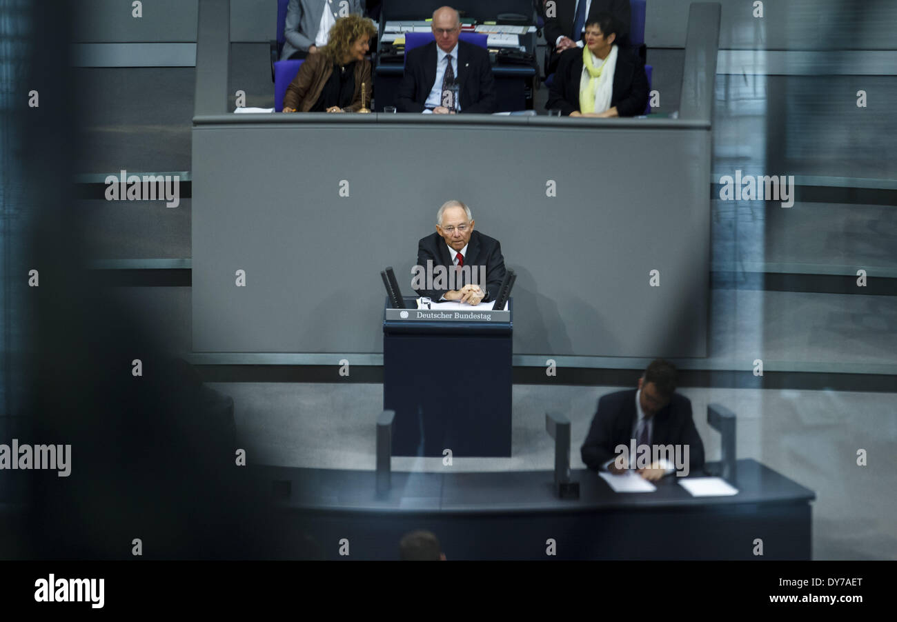 Berlin, Berlin. 8 apr, 2014. Xxviii riunione del Parlamento tedesco (Bundestag). Ministro federale delle Finanze Dr. Wolfgang Schäuble (CDU) introduce il progetto di bilancio del governo per il 2014. In essa le spese sono in corrispondenza di un valore di 298.5 miliardi di euro (2013: 310 miliardi di euro) prevista. - (In riunione settimanale da martedì 8 aprile a venerdì 11 aprile, 2014, il Bundestag si consulta sulla famiglia per il 2014.) -/Immagine: Wolfgang Schäuble (CDU), il ministro tedesco delle finanze. (Foto di Reynaldo Paganelli/NurPhoto) Credito: Reynaldo Paganelli/NurPhoto/ZUMAPRESS.com/Alamy Live News Foto Stock