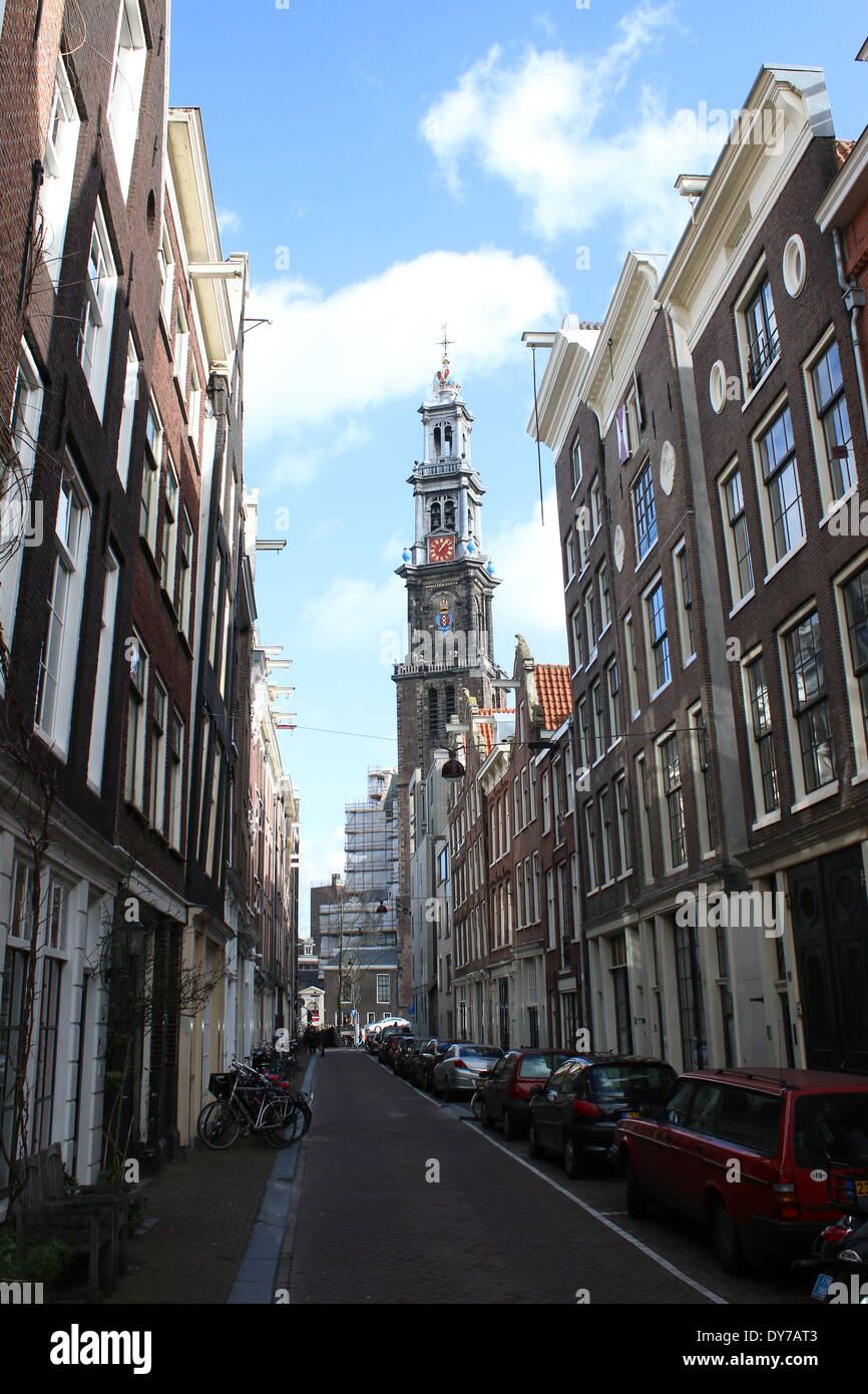 Amsterdam street nel vecchio quartiere Jordaan con Westerkerk torre in background Foto Stock