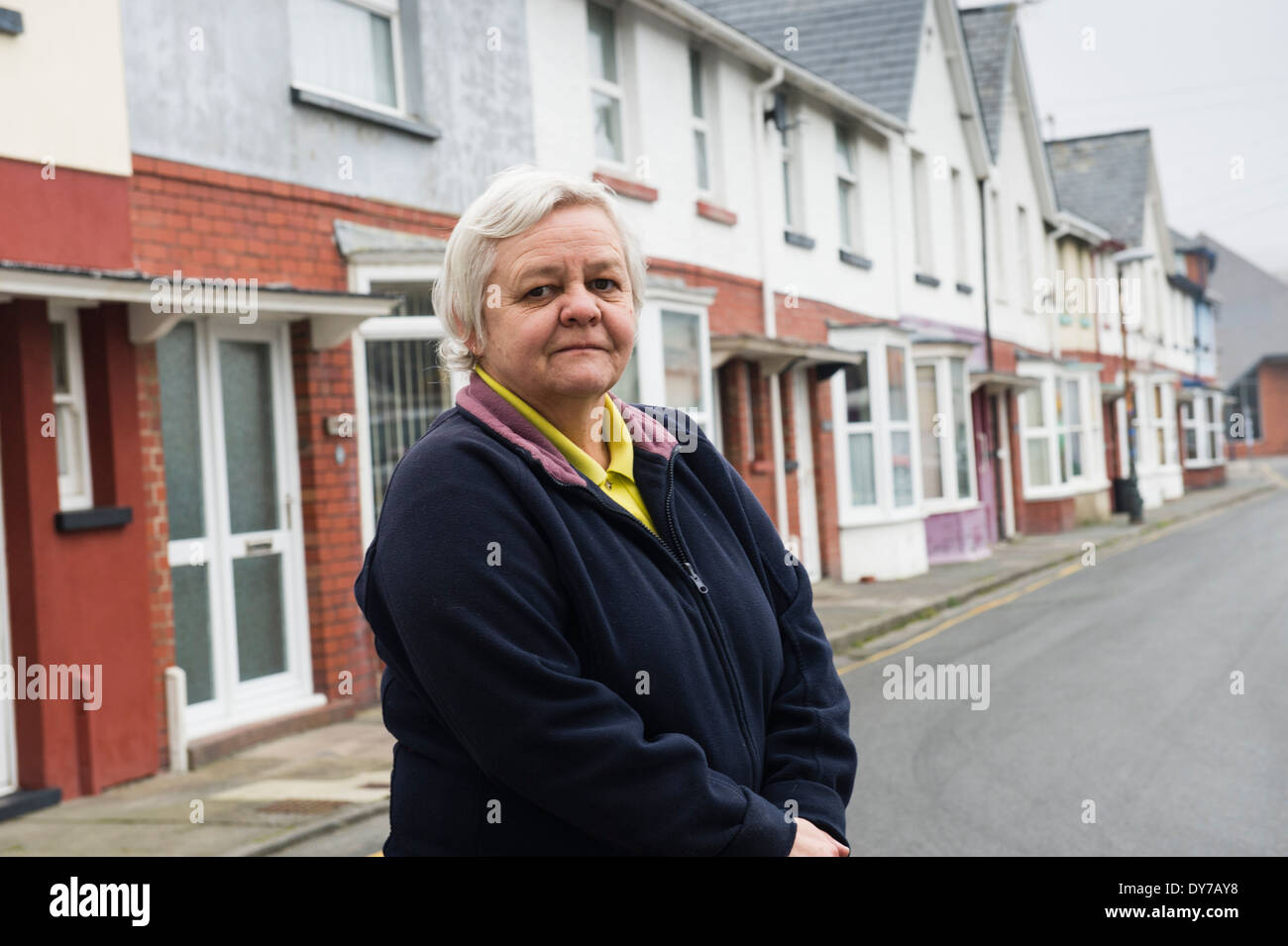 Enid Jones, in piedi fuori dalla sua casa a Greenfield Street Aberystwyth, minacciati di demolizione per far strada a Tesco Foto Stock