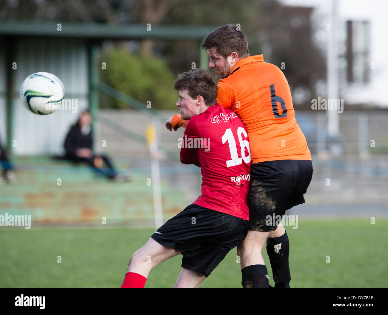 Calciatori dilettanti giocando non professionali di calcio su un sabato pomeriggio in un parco, REGNO UNITO Foto Stock