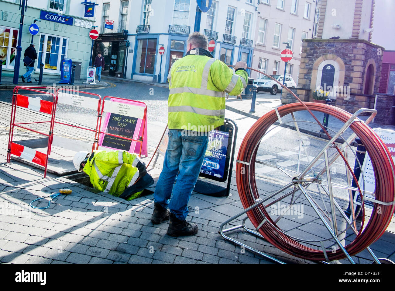 BT Openreach ingegneri recante la superfast broadband via cavo Aberystwyth 21 Marzo 2014 Foto Stock