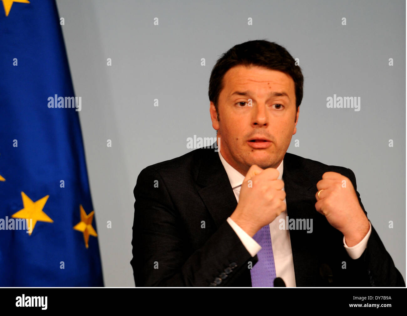 Roma. 8 apr, 2014. Primo Ministro italiano Matteo Renzi partecipa a una conferenza stampa presso il Palazzo Chigi in Roma, 8 aprile 2014. Renzi rilasciato il suo governo economica blueprint per i prossimi tre anni il martedì sera, la previsione che il PIL italiano crescerà 0,8%, deficit-pil sarebbe 2,6% quest'anno. Il progetto include anche la riduzione delle imposte sul reddito per le persone a basso reddito le persone. Credito: Xu Nizhi/Xinhua/Alamy Live News Foto Stock