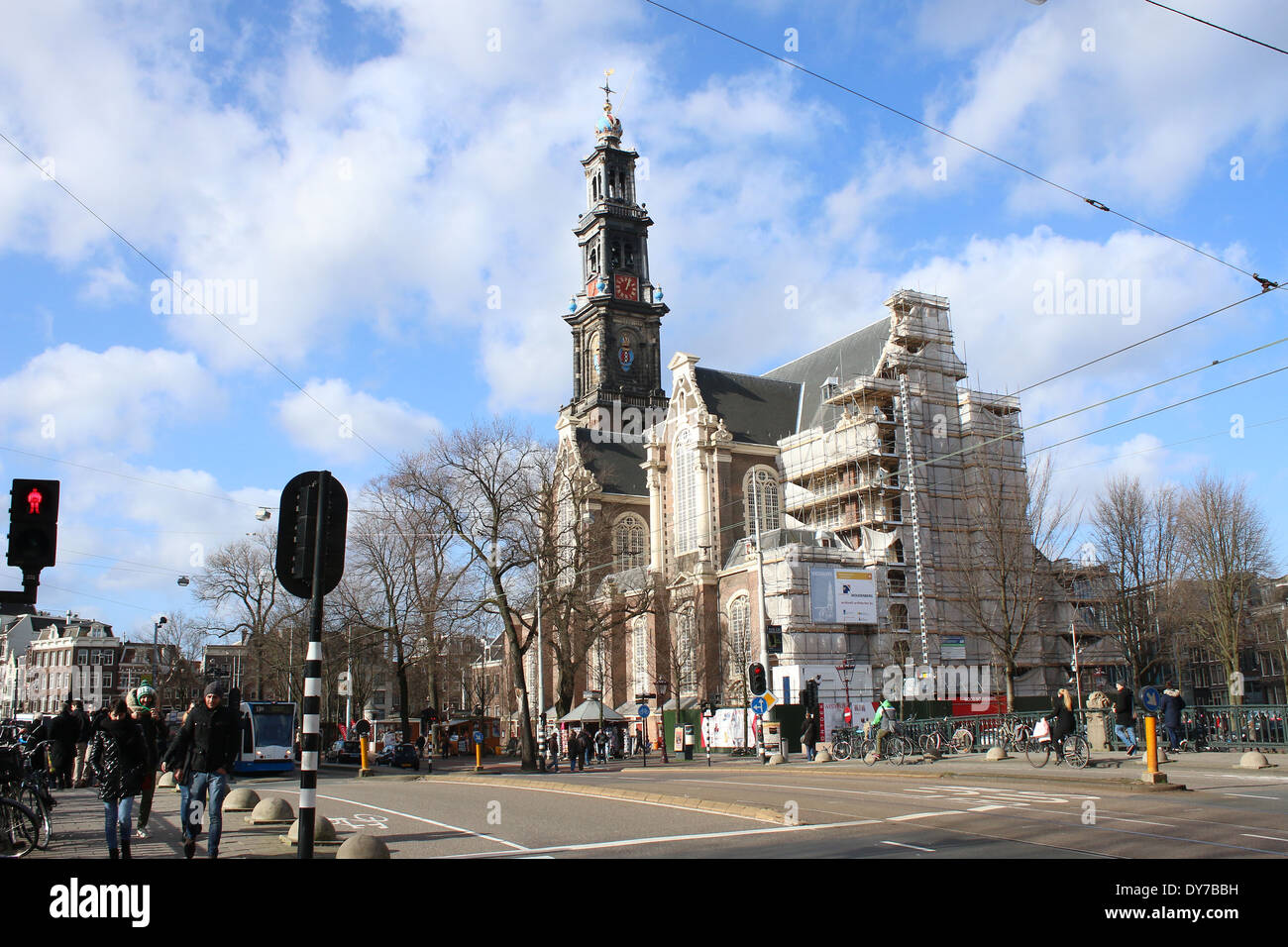 Westerkerk ("Chiesa Occidentale'), un olandese protestante della Chiesa, accanto ad Amsterdam il quartiere Jordaan, sul canale Prinsengracht bank Foto Stock