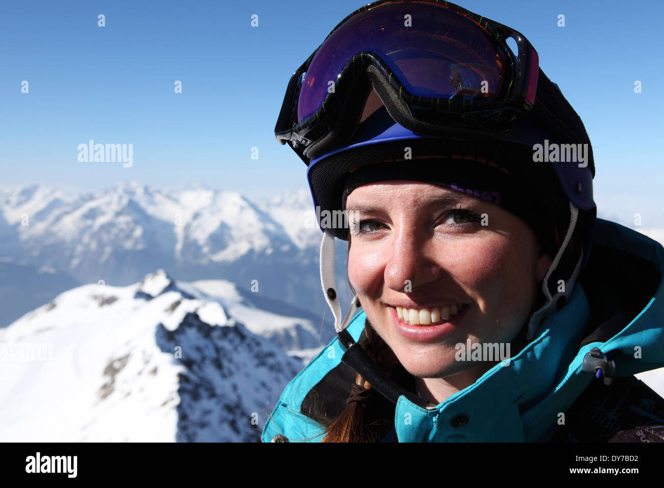 Una femmina di sciatore indossa un casco e googles PRESSO L' Alpe d'Huez, Francia. Foto Stock