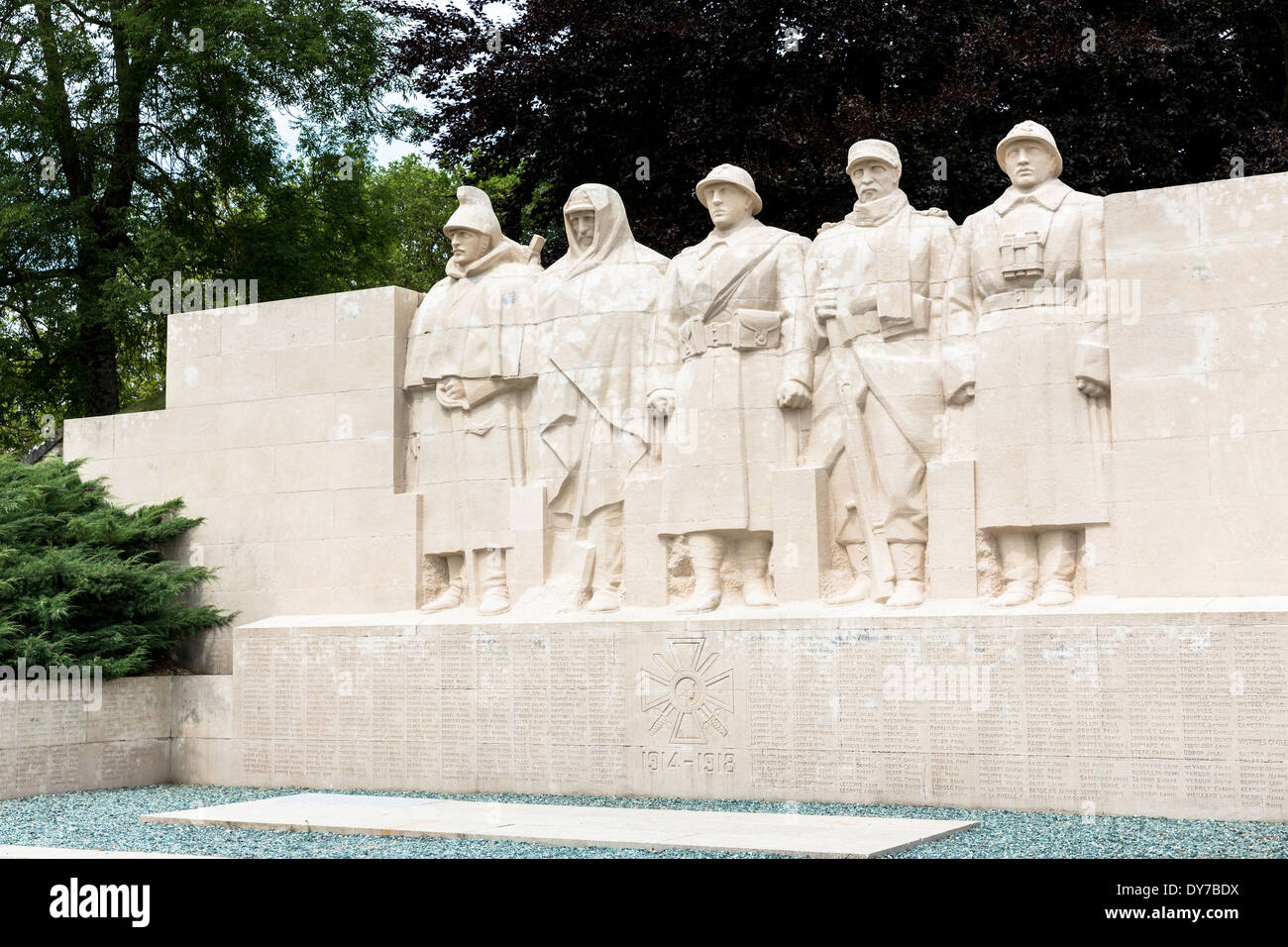 La seconda guerra mondiale un monumento per figli di Verdun - cavalleria, artiglieria, territoriale, fanteria, coloniale e denominato soldati morti, Francia Foto Stock