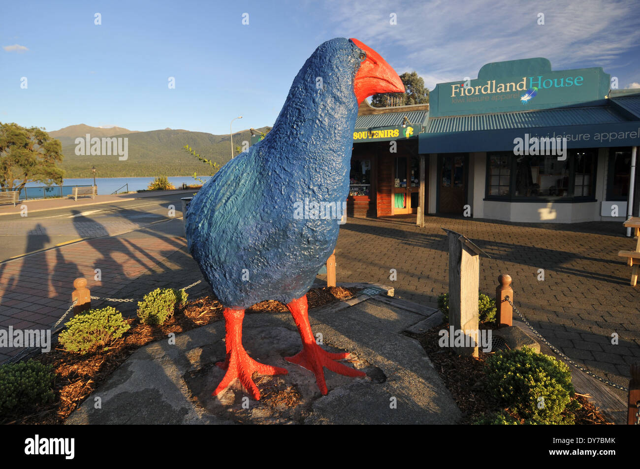 Statua di Purple Swamphen o Pukeko, uccello indigeno della Nuova Zelanda, nelle strade di Te Anau, Isola del Sud, Nuova Zelanda Foto Stock