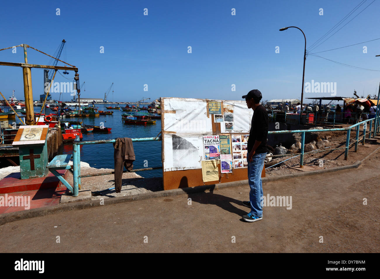 Bacheca in bacini di pesca con informazioni sull'aia pregiudiziale sul Cile - Perù frontiera marittima controversia, Arica, Cile Foto Stock