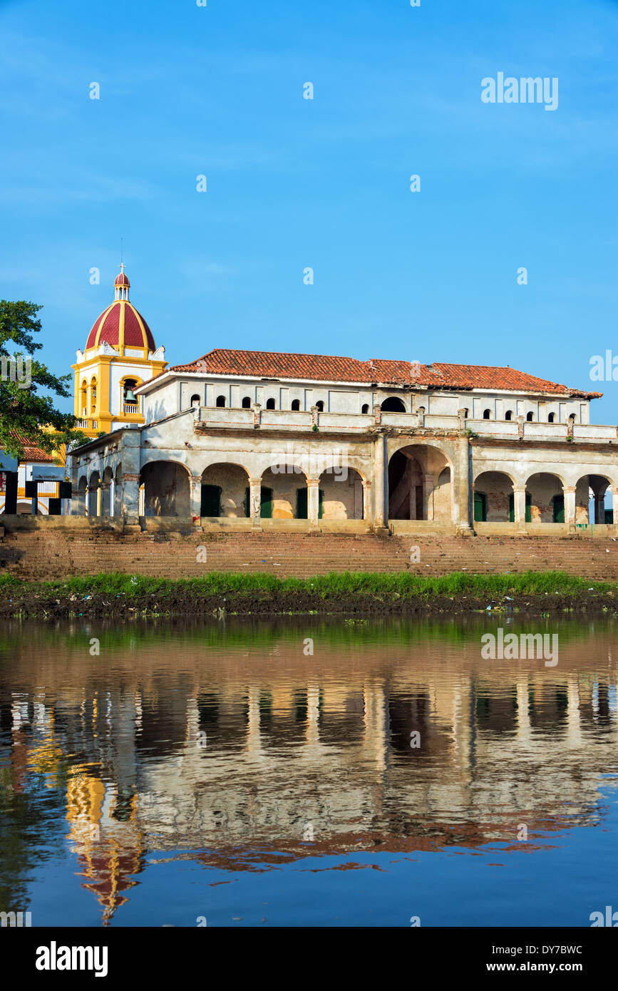 Il mercato vecchio e la chiesa in Mompox, Colombia si riflette nel fiume Magdalena Foto Stock