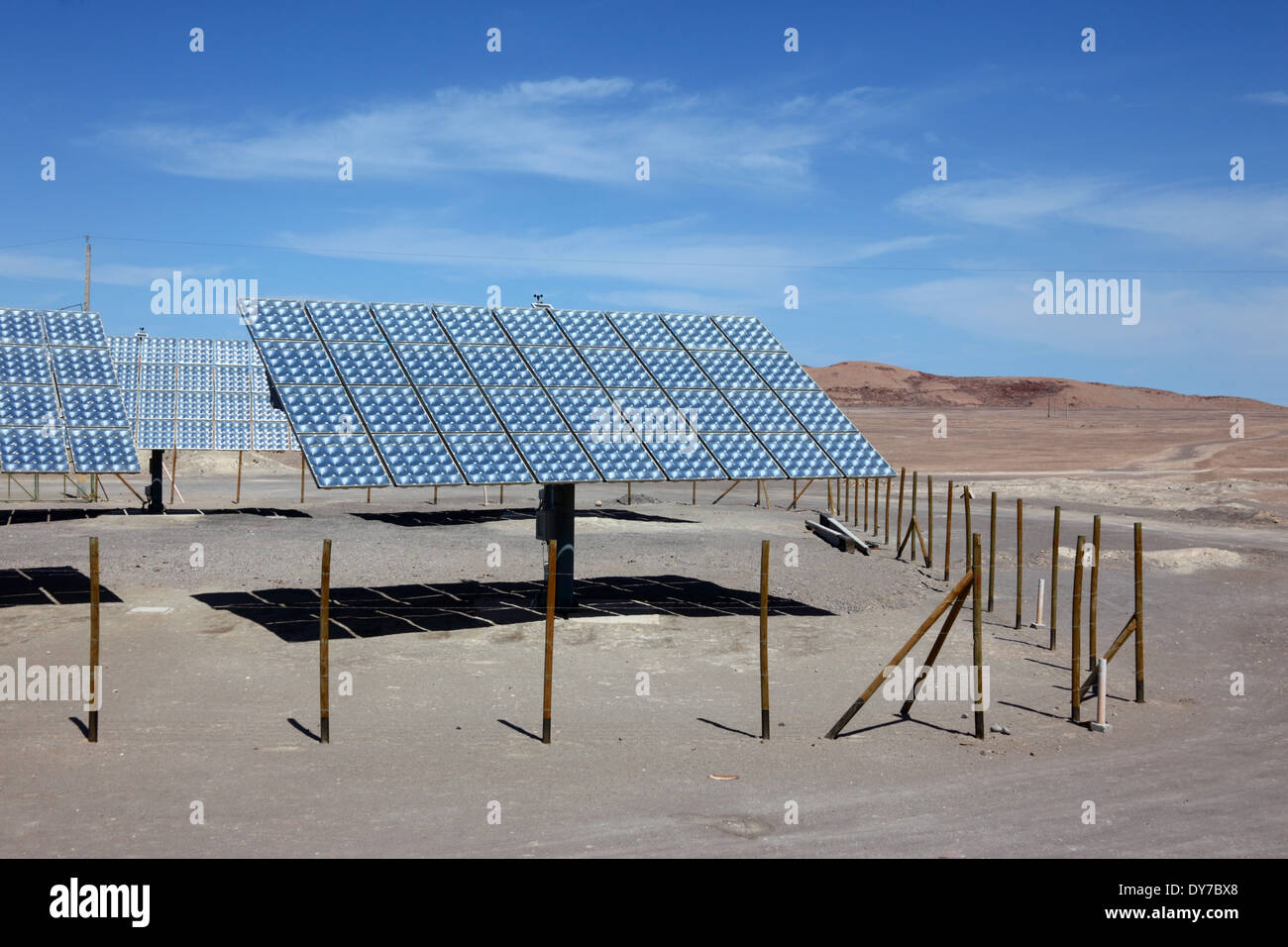 Pannelli solari per la generazione di energia elettrica nel deserto di Atacama vicino alla Pan-American Highway / Ruta 5, regione di Tarapacá, Cile Foto Stock