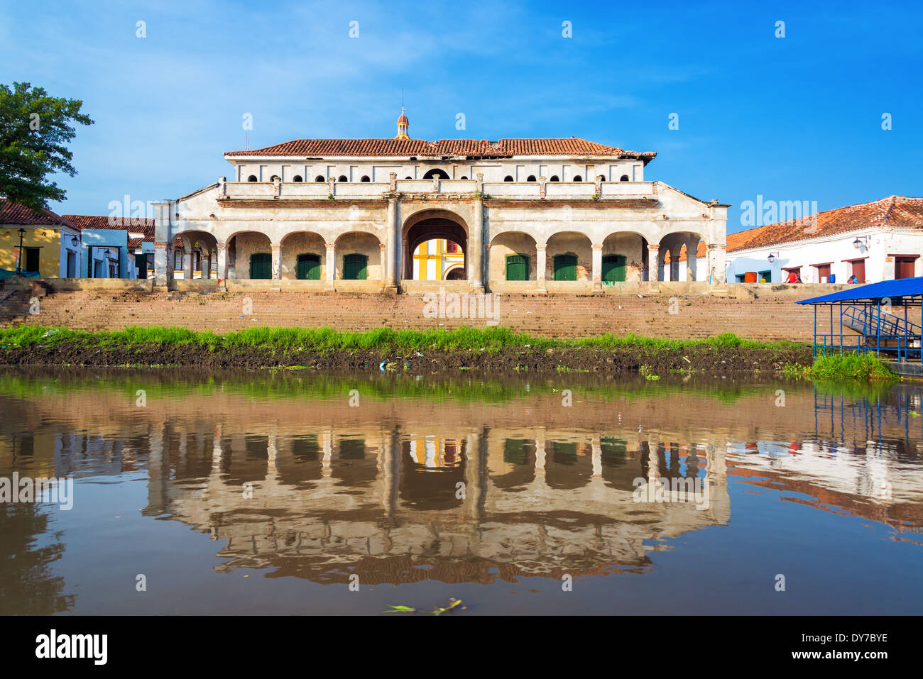 Vecchio Mercato abbandonato in Mompox, Colombia riflessa nel fiume Magdalena Foto Stock