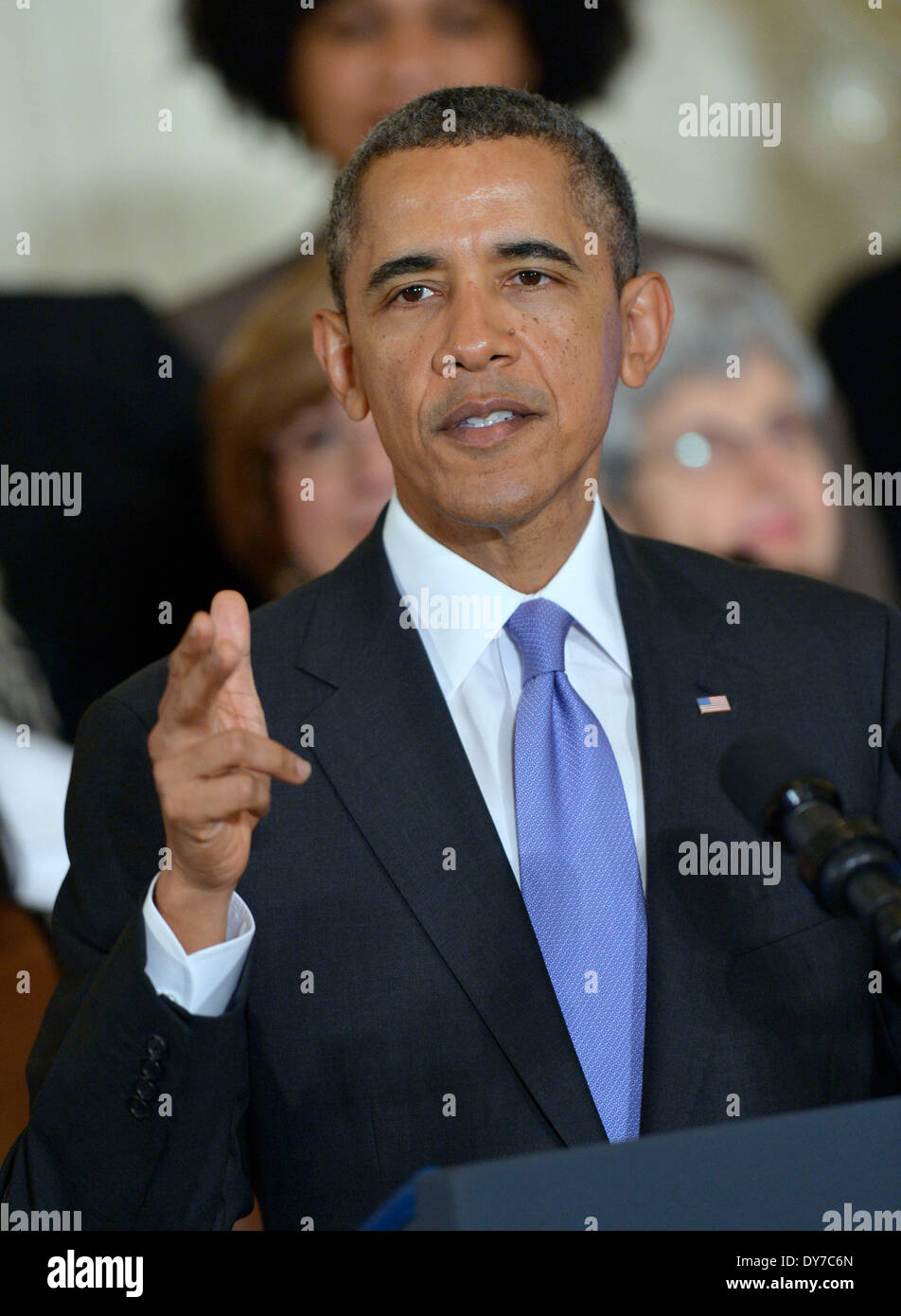 Washington, DC, Stati Uniti d'America. 8 apr, 2014. Stati Uniti Il presidente Barack Obama parla prima della firma di un memorandum avanzando pagare la parità per le donne nella Casa Bianca a Washington DC, Aprile 8, 2014. Credito: Yin Bogu/Xinhua/Alamy Live News Foto Stock