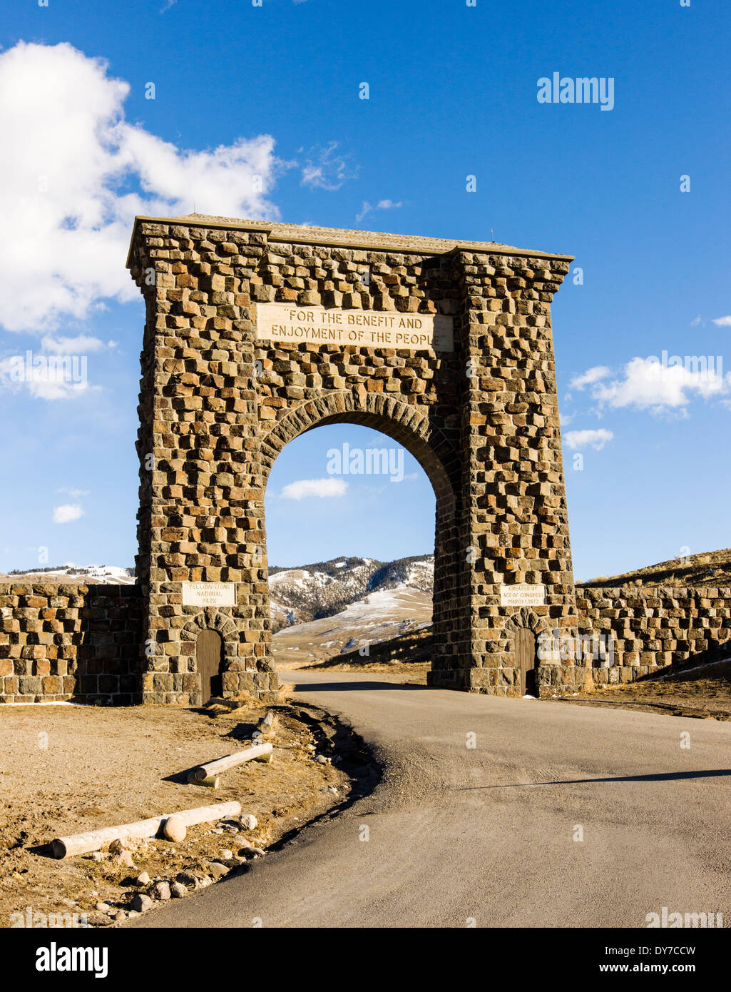 Roosevelt Arch, 1903, bugnato di arco trionfale all'entrata nord del Parco Nazionale di Yellowstone in Gardiner, Montana, USA Foto Stock