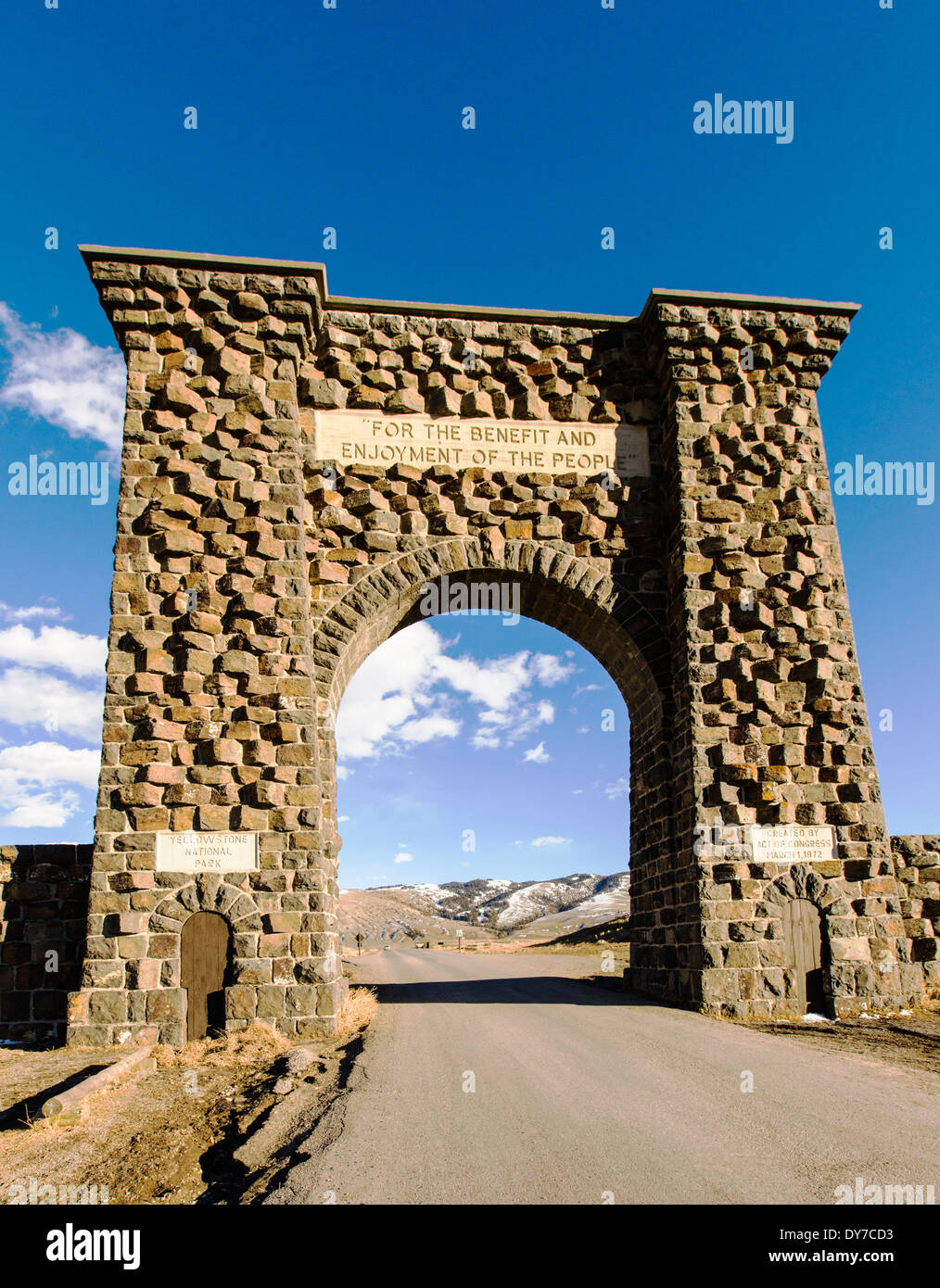 Roosevelt Arch, 1903, bugnato di arco trionfale all'entrata nord del Parco Nazionale di Yellowstone in Gardiner, Montana, USA Foto Stock
