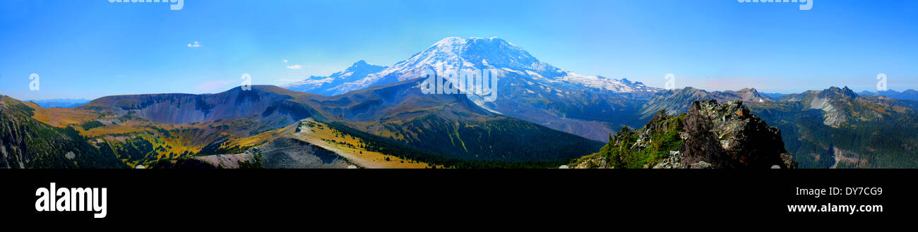 40,069.01096 Mount Rainier 14,410 ft lato nord, nello stato di Washington USA, panorama di montagna a sinistra grattacielo Mt, estrema destra Stuiskin Mt, paesaggio Foto Stock