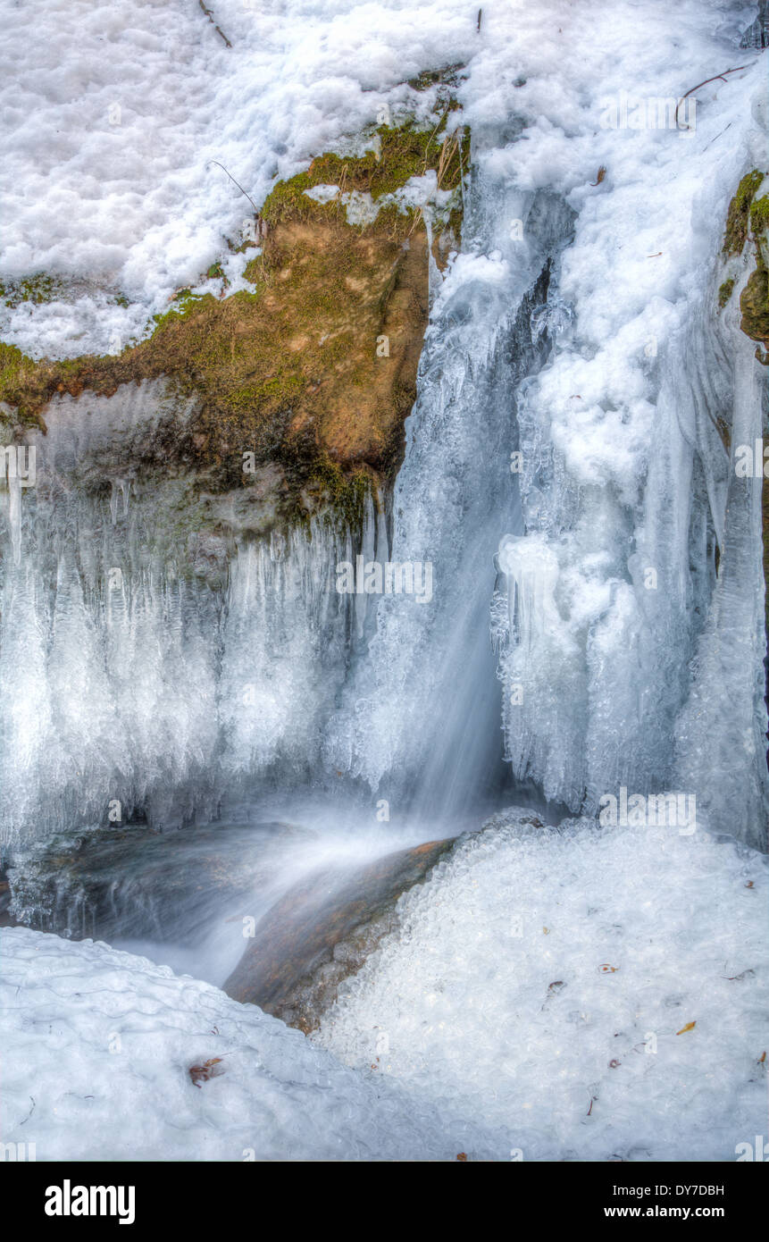 Acqua congelata sulle cascate trail in stato Patapsco Park, MD durante il periodo invernale Foto Stock