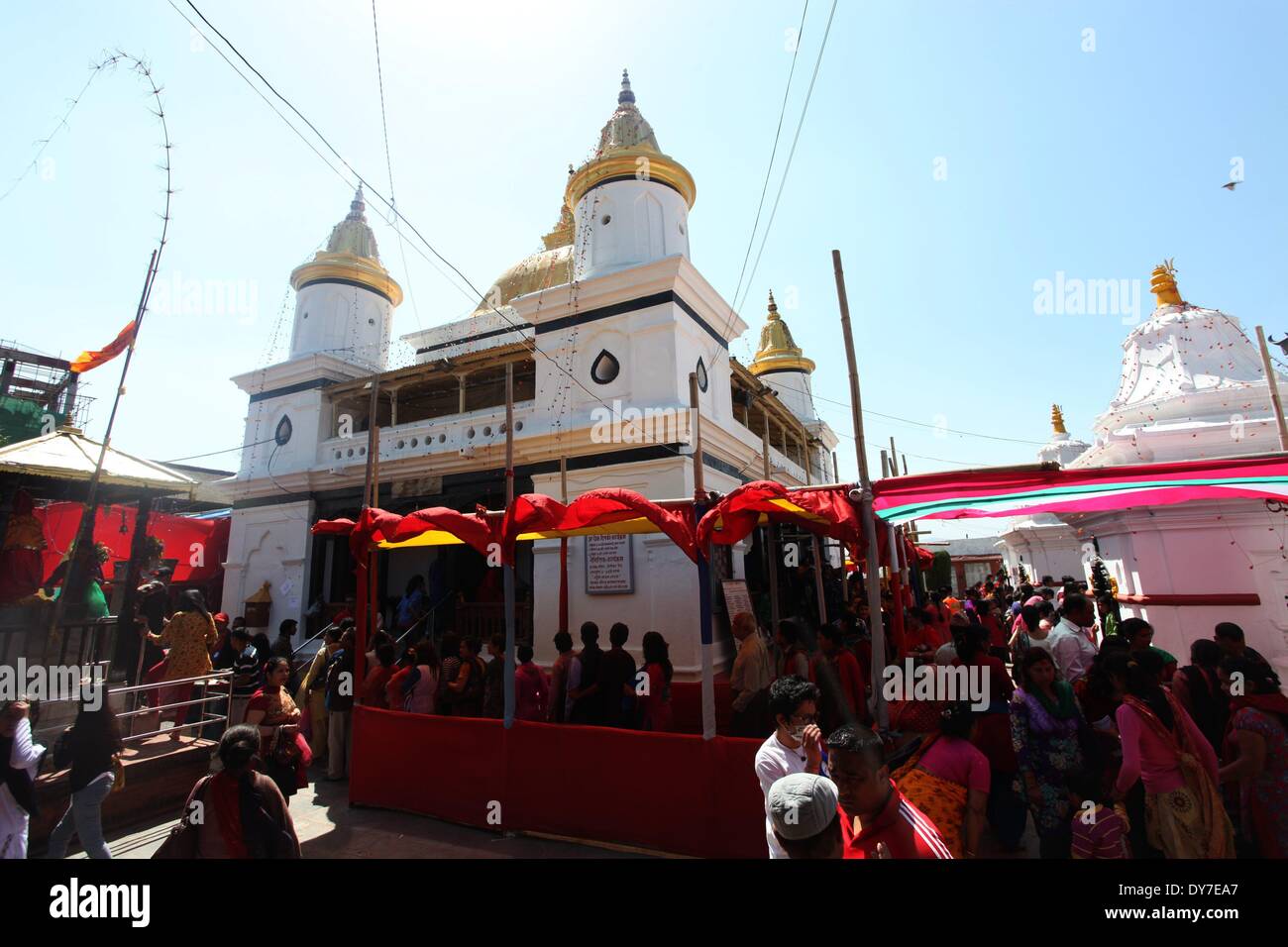 Kathmandu, Nepal. 8 apr, 2014. I devoti coda per offrire preghiere al Signore di Ram durante la Ram Navami festival al tempio di Ram, a Kathmandu, Nepal, Aprile 8, 2014. Ram Navami è uno dei più importanti festival indù celebra la nascita del dio Ram. Credito: Sunil Sharma/Xinhua/Alamy Live News Foto Stock