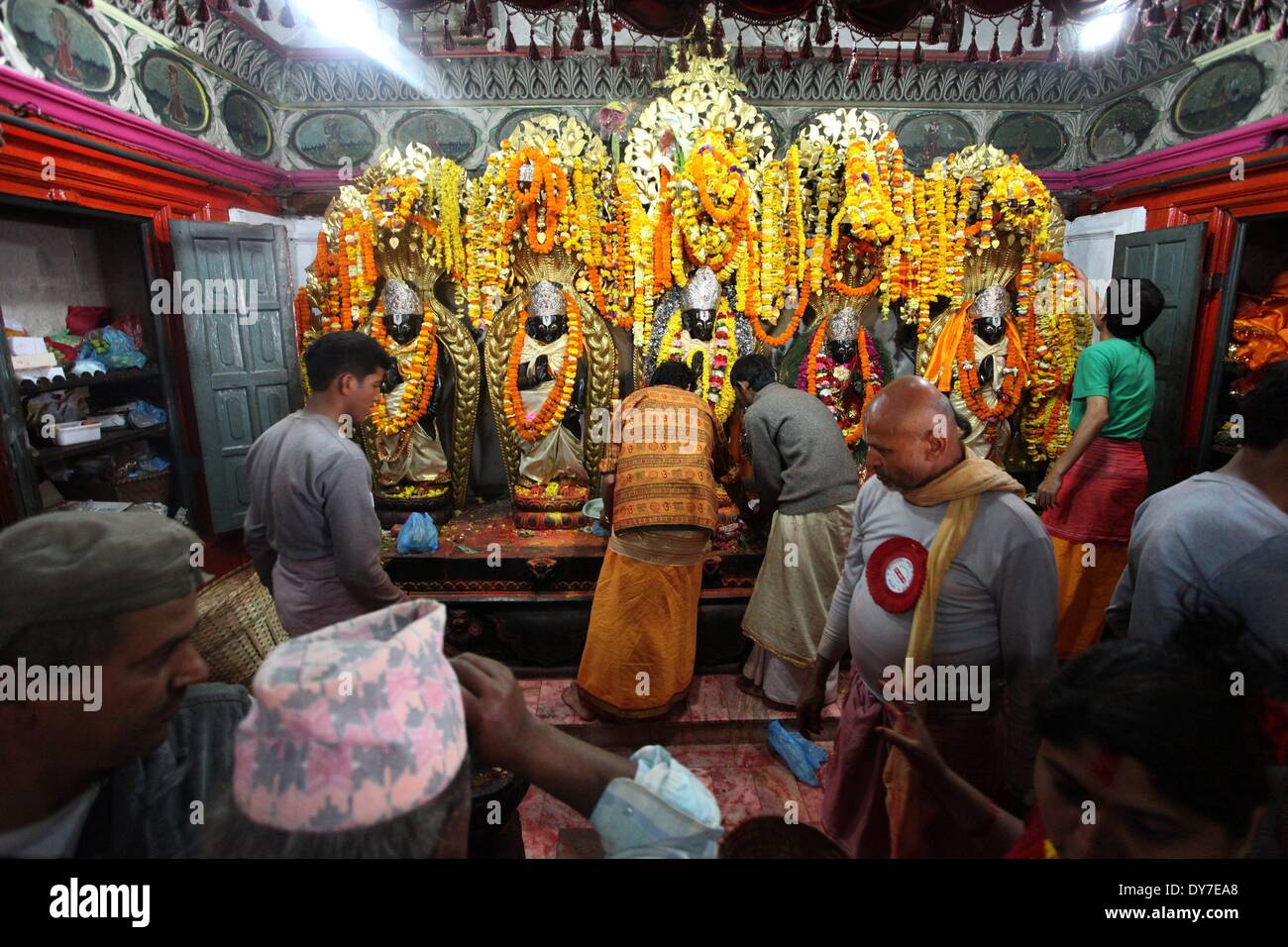 Kathmandu, Nepal. 8 apr, 2014. I devoti di offrire preghiere al Signore di Ram durante la Ram Navami festival al tempio di Ram, a Kathmandu, Nepal, Aprile 8, 2014. Ram Navami è uno dei più importanti festival indù celebra la nascita del dio Ram. Credito: Sunil Sharma/Xinhua/Alamy Live News Foto Stock