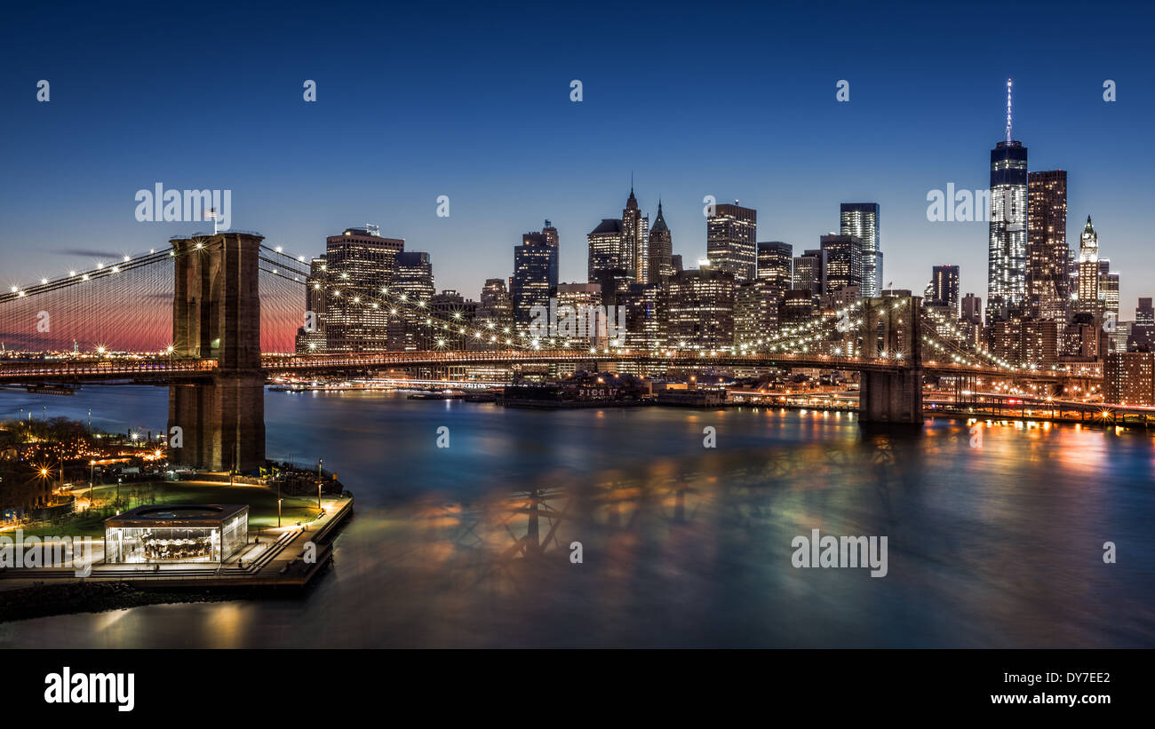 Il Ponte di Brooklyn e il centro cittadino di Manhattan al crepuscolo Foto Stock
