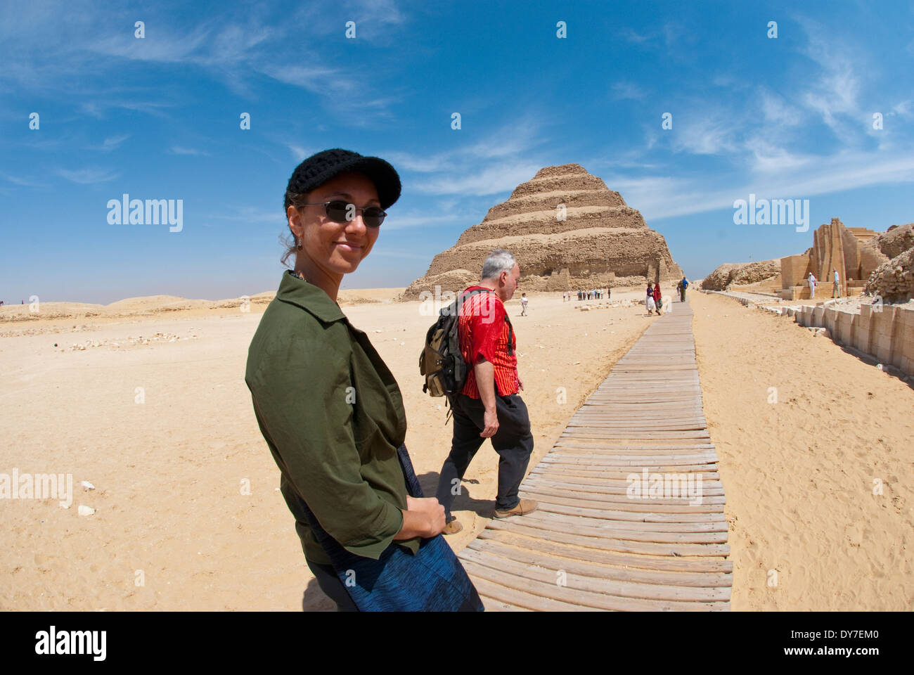 Giovane donna americana in occhiali da sole camminando sul sentiero al suono del tempio di guarigione di Saqqara, Egitto Foto Stock