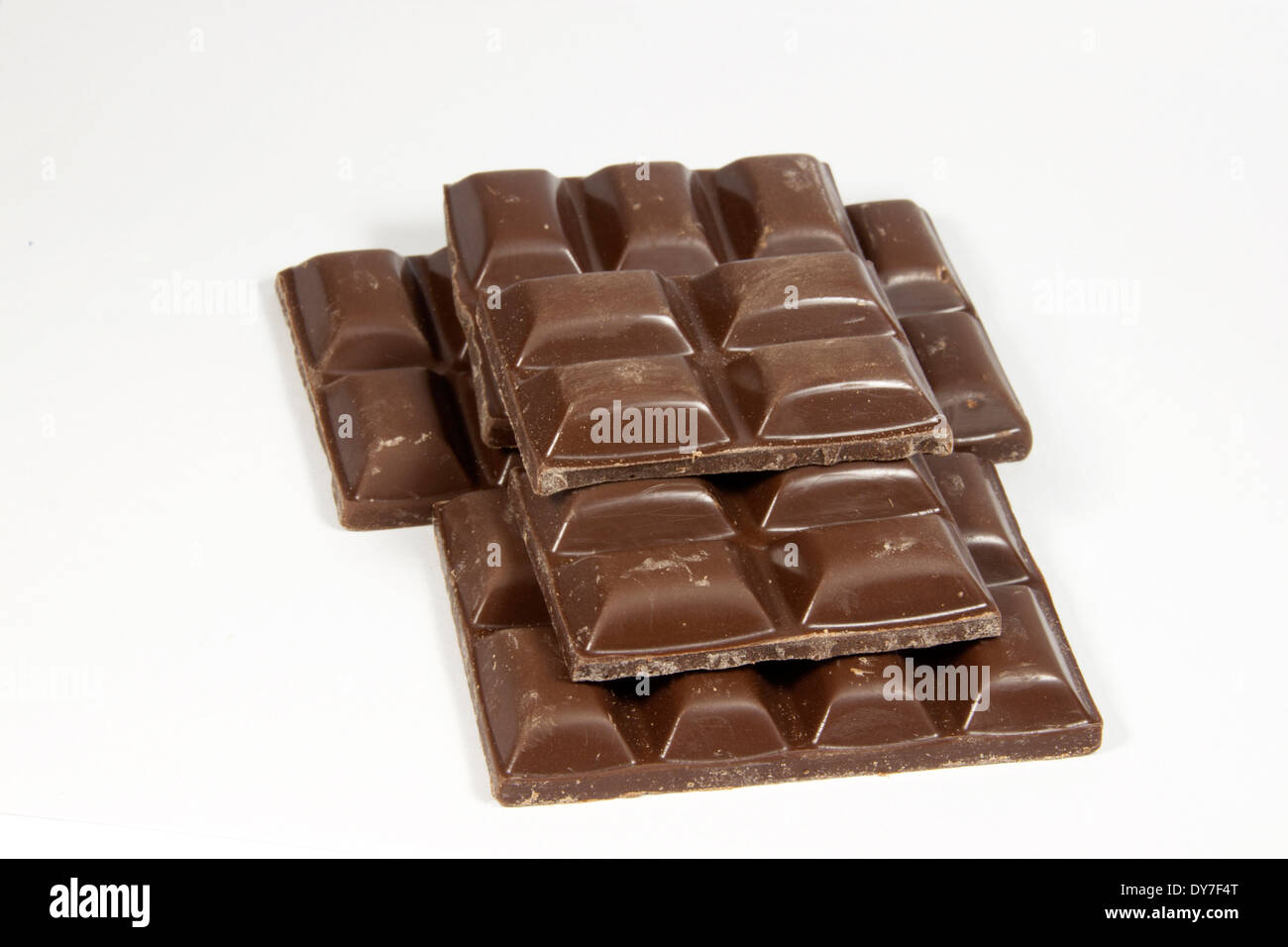 Impilati rotture della lastra di cioccolato fondente piazze Foto Stock