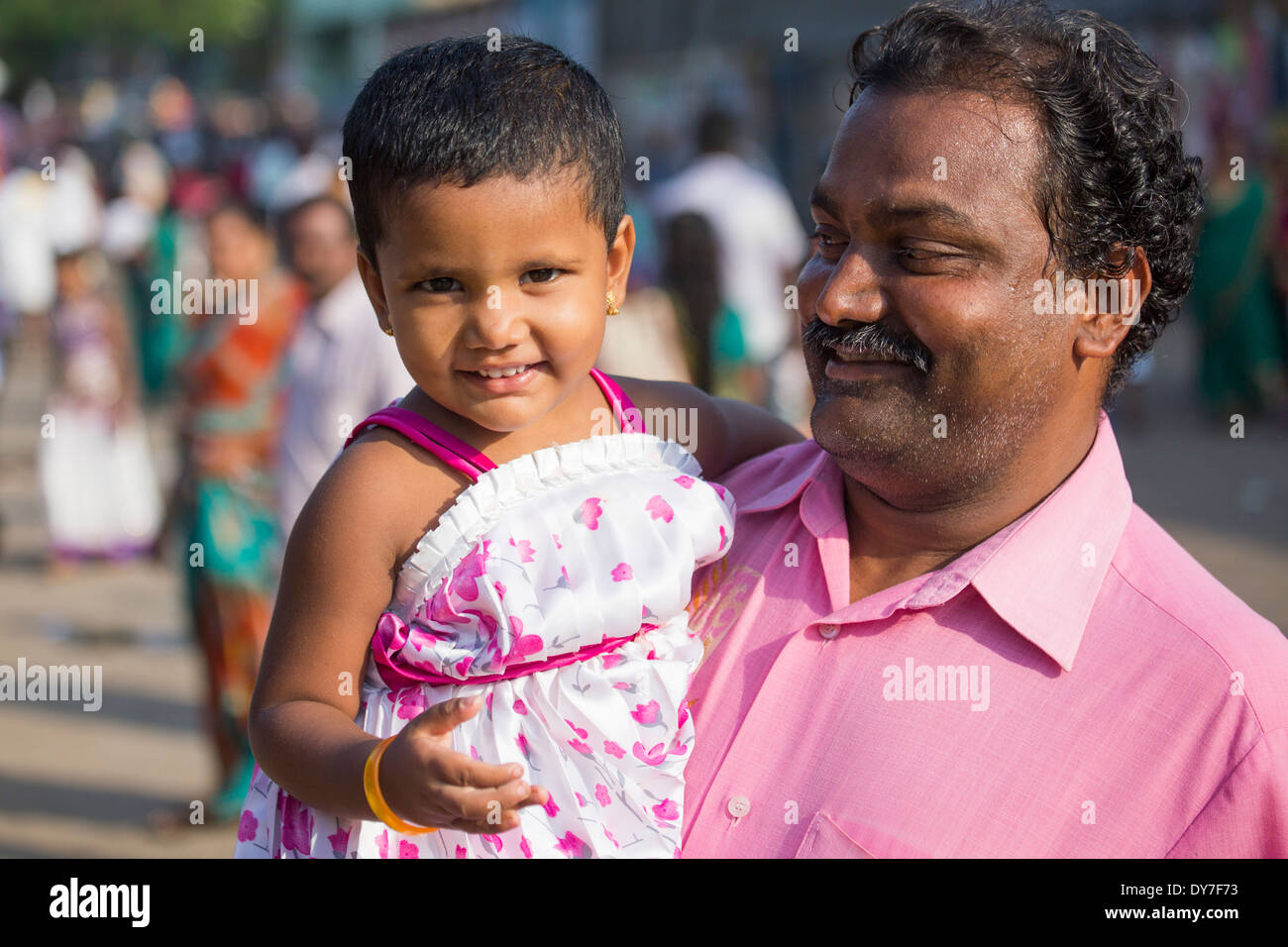 Ragazza giovane e suo padre al Chithirai Thiruvizha festival indù, Madurai, India Foto Stock