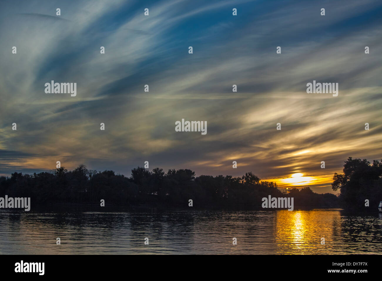 Crepuscolo sopra il fiume Foto Stock