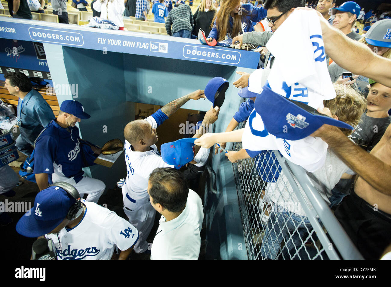 Los Angeles, CA, Stati Uniti d'America. 8 apr, 2014. Los Angeles Dodgers sinistra fielder Carl Crawford (3) segni di merce per i fan prima di lasciare dopo la sconfitta di Detroit Tigers dopo la partita MLB tra Detroit Tigers e Los Angeles Dodgers al Dodgers Stadium di Los Angeles, CA. LA Dodgers sconfitto Detroit Tigers 3-2 nel fondo del decimo inning. Credito: csm/Alamy Live News Foto Stock